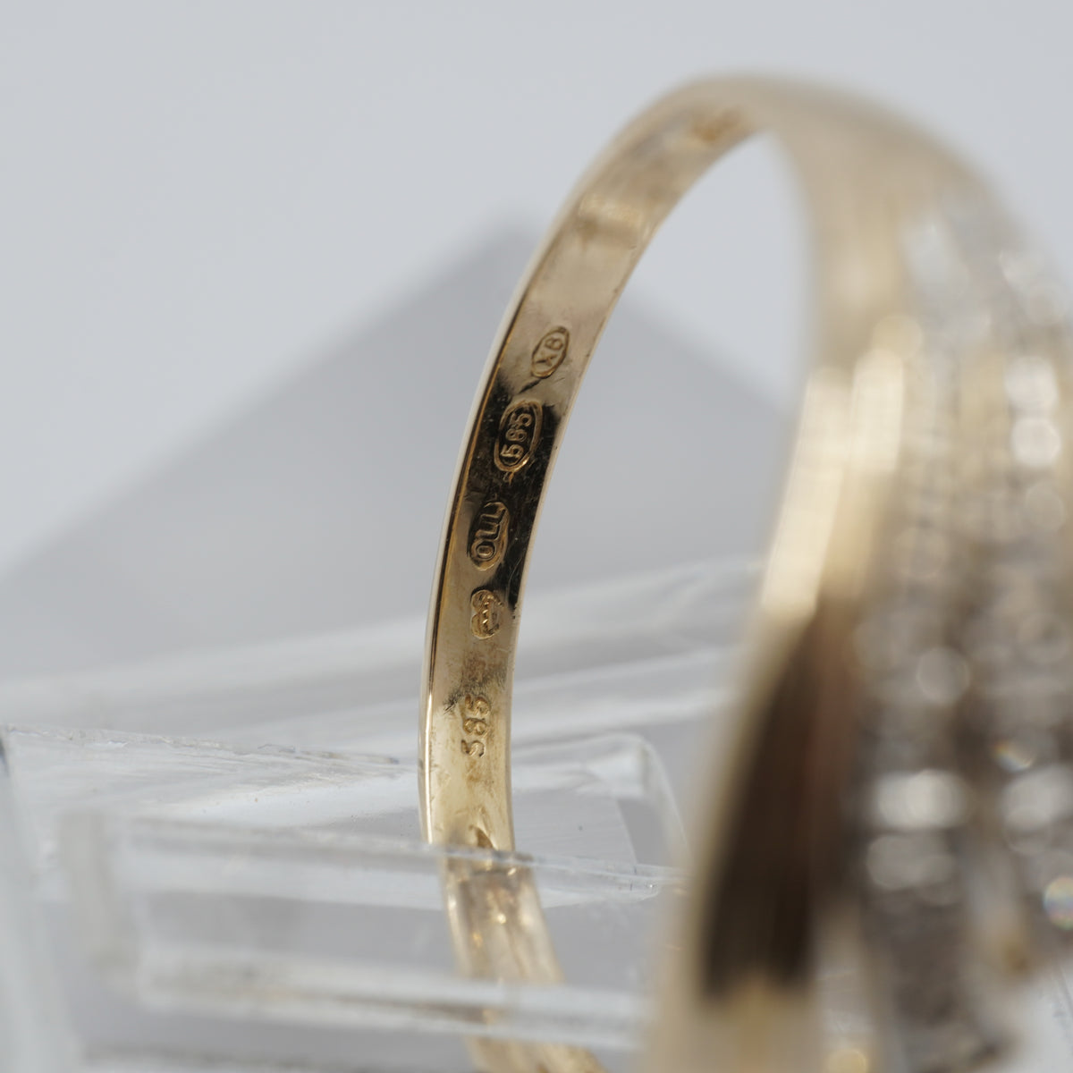 Vintage 1999 14K Gold Diamond Wave Ring