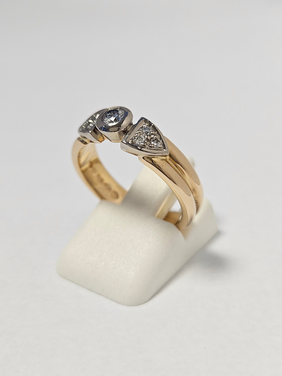 Vintage 18K Gold 7 Diamond Ring