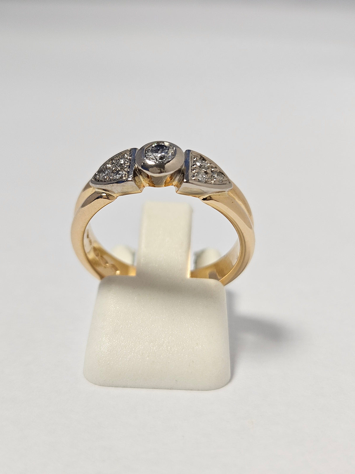 Vintage 18K Gold 7 Diamond Ring