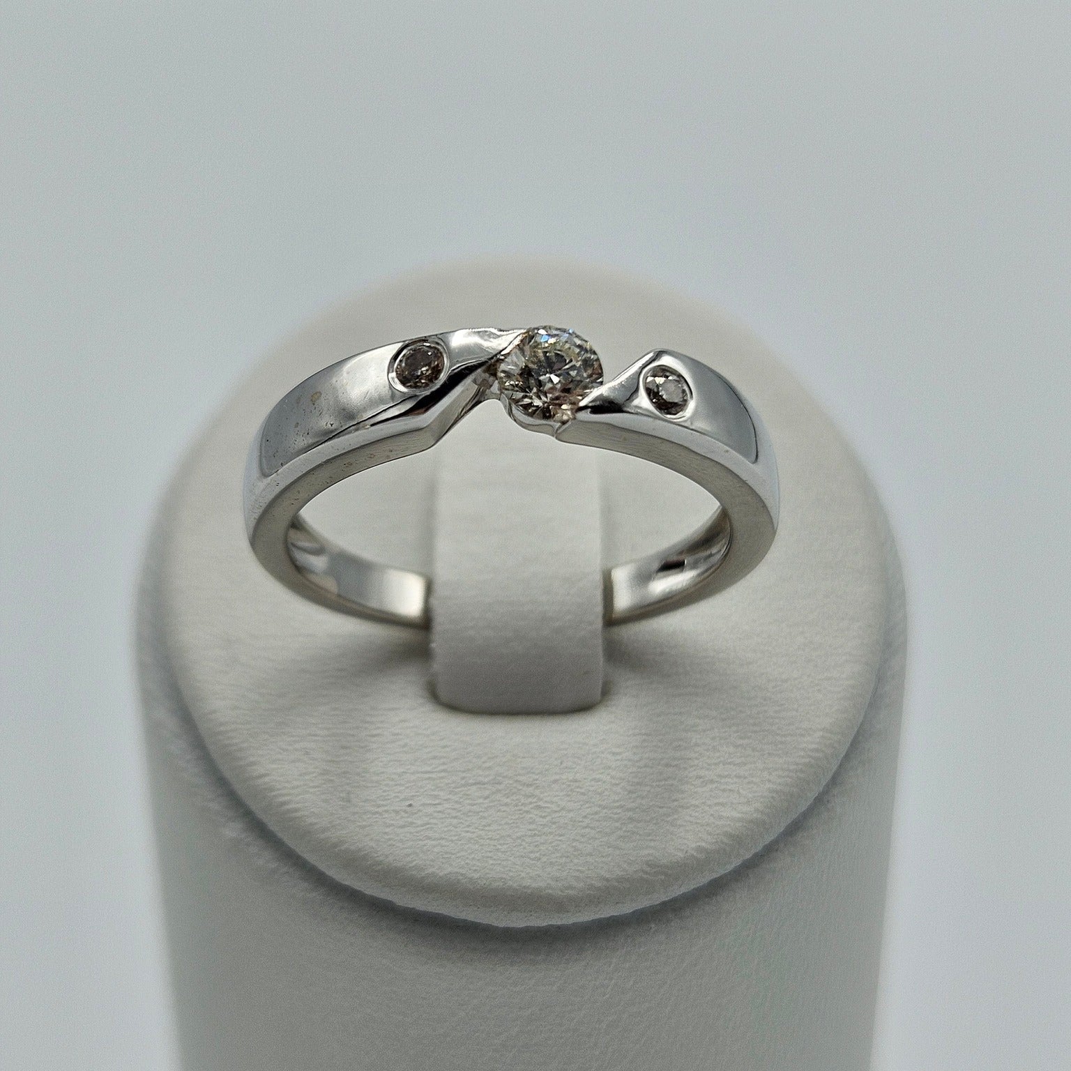 18K Gold Ring with 3 diamonds