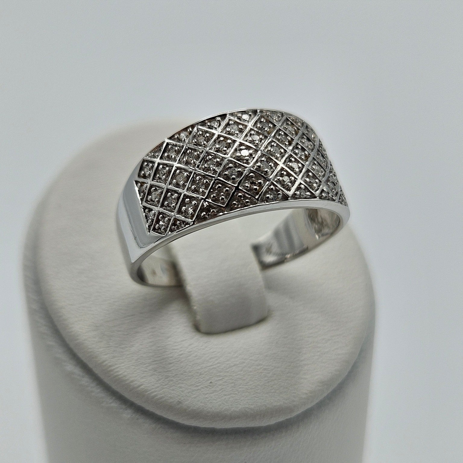 14K Gold Ring with 52 Diamonds