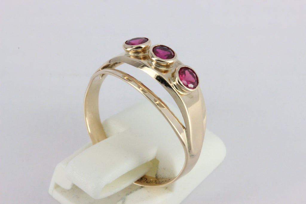 Vintage 1978 14K Gold Three-Stone Pink Ring