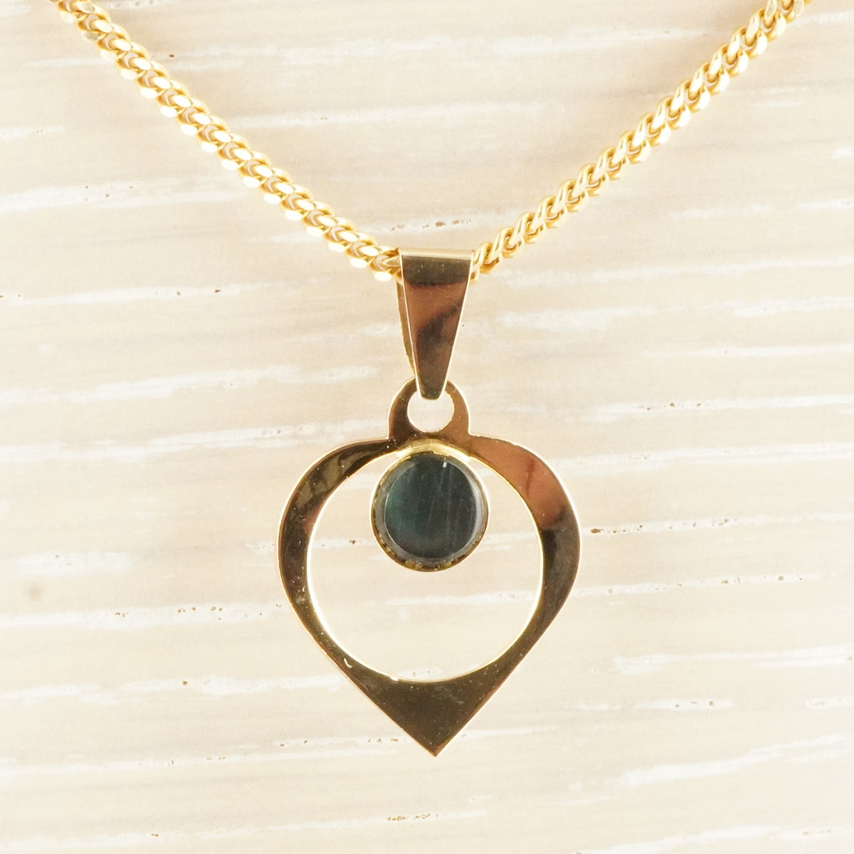 14K Gold Open Heart Pendant witg Green Stone