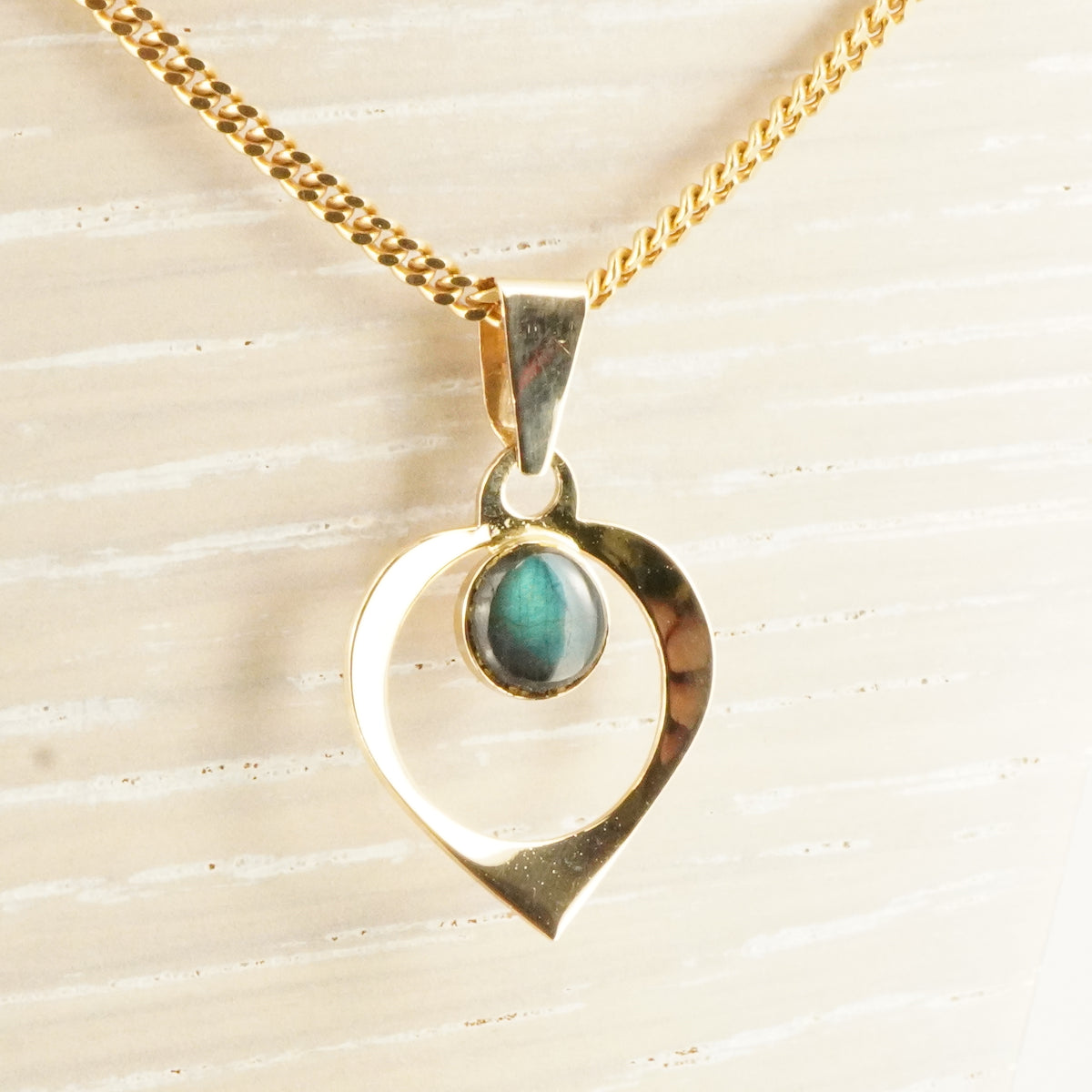 14K Gold Open Heart Pendant witg Green Stone