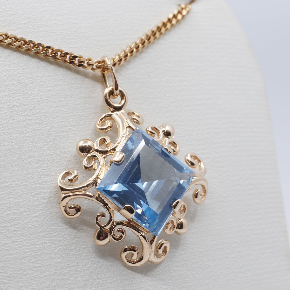 Vintage 14K Gold Blue Gemstone Pendant