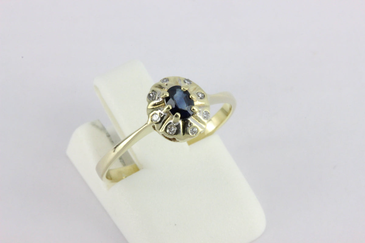 14K Gold Sapphire & 8 Diamond Ring