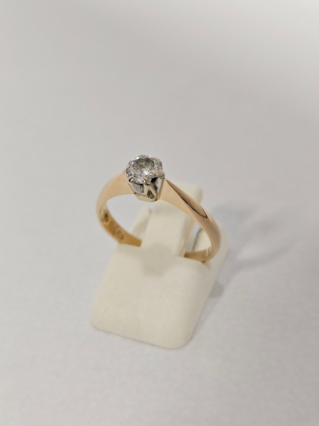 Vintage 18K Gold Diamond Solitaire Ring