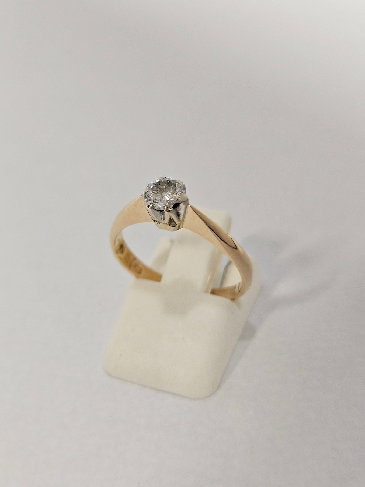 Vintage 18K Gold Diamond Solitaire Ring